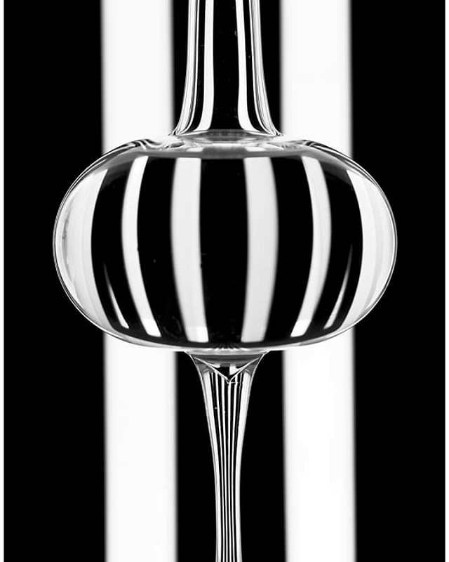 una bottiglia e una sedia.