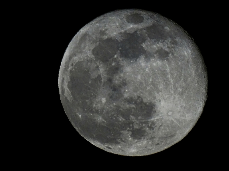 La luna piena in tutta la sua grandezza